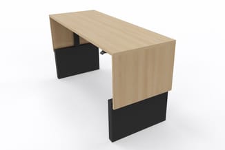 Houten bureau met lichte fineer blad en zwarte zijpanelen, aanzicht vanaf schuin rechts.