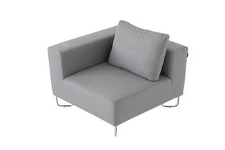 Grijze loungestoel met armleuningen, rugkussen en metalen poten op witte achtergrond.