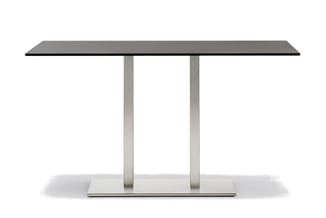 Hoge tafel met zwart blad en twee rechthoekige metalen poten in staalgrijs, op rechthoekig voetplatform.