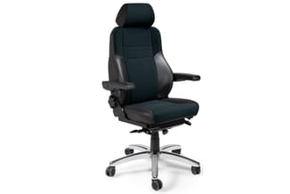 Ergonomische bureaustoel met zwart stofbekleding, zwartleren armsteunen en zijpanelen, zilveren onderstel met wieltjes.