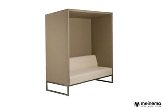 Belcel met beige stofbekleding, taupe wanden en metalen onderstel, geschikt voor kantoorruimtes.