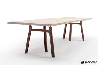Vergadertafel met licht houten blad en donkerbruine houten onderstel met vier poten, op witte achtergrond.