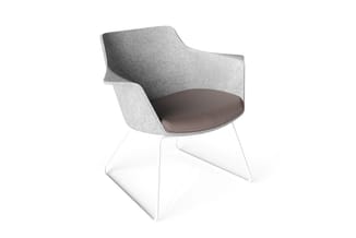 Moderne stoel met grijze gestoffeerde rug, bruine zitting en wit metalen sled-onderstel tegen witte achtergrond.