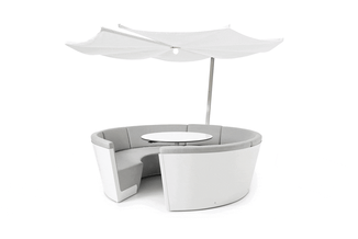 Ronde loungeset met witte kunststof buitenwanden, grijze gestoffeerde zitbank en central tafel, voorzien van wit zonnescherm.