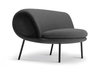 Grijze loungestoel met rond rugkussen, zwarte poten, op witte achtergrond.