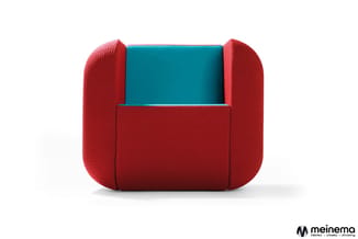 Rode moderne fauteuil met textielbekleding, afgeronde vormen en turquoise binnenkant, op wit oppervlak. Meinema-logo rechtson