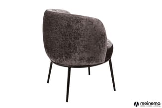 Grijze fauteuil met gewelfd rugkussen, zwarte metalen poten, achteraanzicht tegen witte achtergrond.