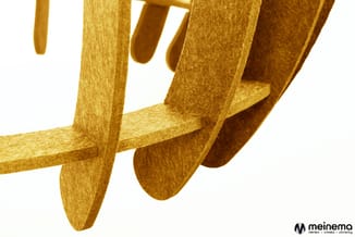 Gouden/gele decoratieve elementen met gebogen en overlappende vormen tegen witte achtergrond.