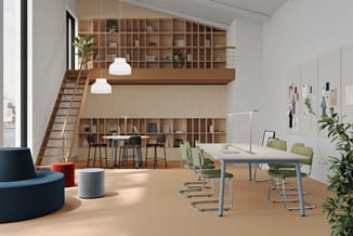 Modern kantoorruimte met houten inbouwkasten, witte hanglampem, groene en blauwe stoelen aan tafels, trappenhuism trapkast en