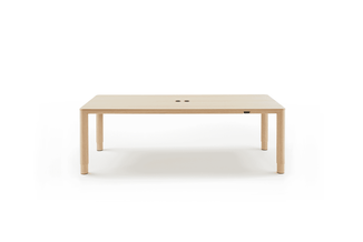 Houten vergadertafel met rechthoekig blad en vier cilindervormige poten, natuurlijk licht houtfinish, twee stopcontacten in h