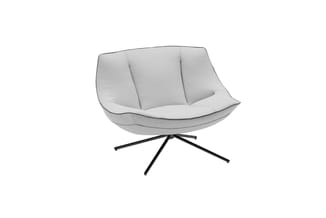 Grijze draailounge met gebogen rug en zitschaal op zwart metalen draaibasis.