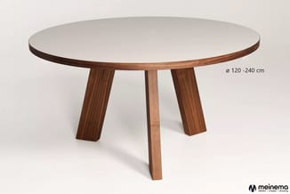 Ronde vergadertafel met wit blad en houten onderstel in walnootkleur, diameter 120-240 cm, drie trapeziumvormige poten.