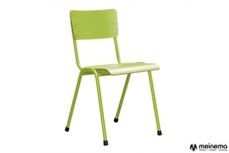 Groen kunststof schoolstoel met metalen onderstel en zwarte voetdoppen, tegen witte achtergrond.