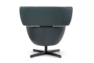 Grijze lederen fauteuil met halfronde rugleuning en zwart metalen kruispoot, tegen witte achtergrond.