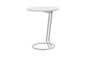 Witte bijzettafel met rond blad en gebogen poten op ringvoet, minimalistische kantoormeubel.
