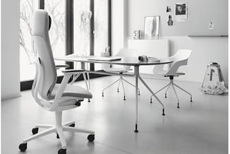Modern kantoor met witte ergonomische bureaustoel, zwart bureau met metalen onderstel en witte draaistoelen rond een vergader