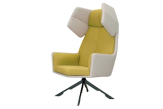 Moderne draaifauteuil met hoge rug, geel zitgedeelte, beige/wit hoofdsteun en zijpanelen, zwart stervoetframe.
