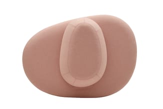 Roze/beige zitpuf met organische, afgeronde vorm en ovaal zitkuil aan bovenkant.