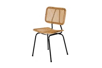 Stoel met woven zitting en rug in natuurlijke tint, zwart metalen frame, drie poten.
