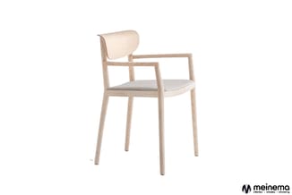 Houten stoel met armleuningen, licht houtkleurig frame, grijze stoffen zitting, gebogen rugleuning, minimalistisch design.