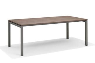 Rechthoekige vergadertafel met grijsgroen metalen frame en grijsbruin houten tafelblad.