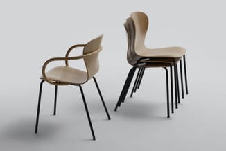 Houten stoelen met zwart metalen frame. Links een model met armleunigen, rechts stapelbare uitvoering zonder armen. Lichte ho