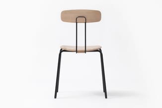 Moderne stoel met natuurlijk houten zitting en rugleuning, zwart metalen frame, vooraanzicht op witte achtergrond.