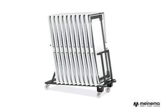 Roldragersysteem voor stapelstoelen met wielen, zwart stalen frame met grijze/witte stoelen, meinemo-logo onderaan rechts.