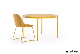 Gele ronde tafel met bijpassende gele stoel met sled-frame op witte achtergrond.