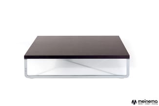 Lage tafel met donkerbruinblad en wit frame met spiegelende frontpaneel, gezien vanaf de zijkant.