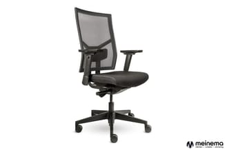 Zwarte ergonomische bureaustoel met netrug, grijze zitting, verstelbare armleuningen en wieltjes op vijfpunts onderstel.
