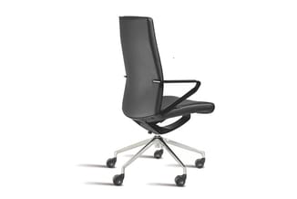 Zwarte ergonomische bureaustoel met hoge rugleuning, armsteunen en vijfpunts wielbasis van aluminium.
