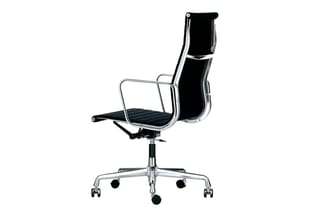 Zwarte bureaustoel met hoge rug, zilveren aluminium frame, gestoffeerde zitting en rugleuning, zwenkwielen, geïsoleerd tegen