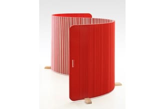 Rode akoestische scheidingswand met verticale latten, houten poten, gesloten design, vrijstaand.