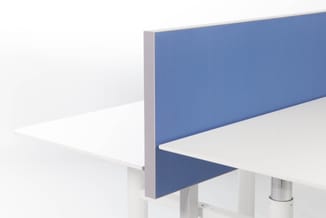 Blauwe bureauscherm op wit bureau, gedeeltelijk rond tafelblad gebogen, met grijs onderframe zichtbaar.