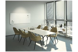 Moderne vergaderruimte met witte vergadertafel, gele/olijfkleurige stoelen, whiteboard aan muur, grote raampartij met uitzich