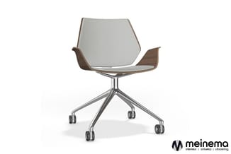 Kantoorstoel met beige stofzitting, houten armsteunen, vijfpotige aluminium onderstel op wieltjes, draaibaar, vooraanzicht op