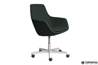 Draaibare werkstoel met donkergroene stoffering, aluminium onderstel met wieltjes en gasveer.