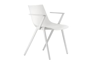 Witte kunststof stoel met armleuningen en geangled poten op witte achtergrond.