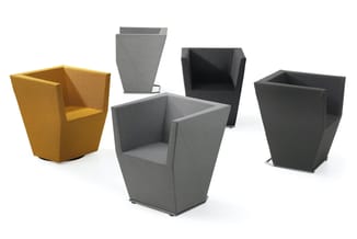 Vijf moderne fauteuils in verschillende kleuren en vormen: gele kubusvormige stoel, grijze trapeziumvormige stoelen en donker