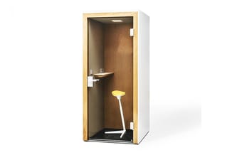 Akoestische belcel met houten frame en wanden in donkerbruin hout, voorzien van plafondverlichting, wandplank, gele staande w