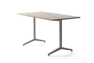 Rechthoekige vergadertafel met licht houten blad en twee grijze metalen voetsteilen met dwarsverbindingen.