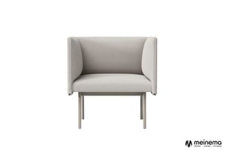 Grijze fauteuil met hoge zijwanden en houten poten, frontale weergave tegen witte achtergrond.