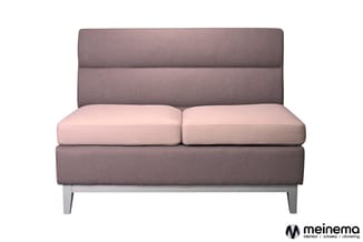 Moderne bank met grijze rugkussens en roze zitting op lichte metalen poten, frontal gefotografeerd.