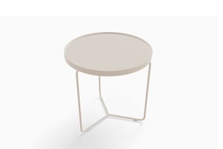 Ronde bijzettafel met beige metalen frame en lichte tafelblad, minimalistisch design op drie poten.