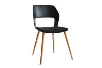 Moderne stoel met zwart kunststof gebogen rugleuning, zwart zitgedeelte en vier houten poten in natuurlijke houtkleur.