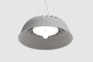 Grijze hangende akoestische lamp met vilt bekleding, witte onderkant en drie ophangkabels tegen lichte achtergrond.