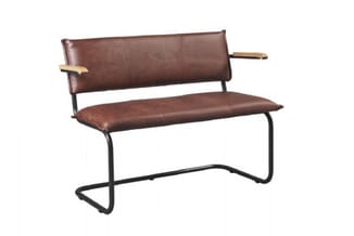 Bruine leren stoel met zwart metalen frame en houten armleuningen, op witte achtergrond.