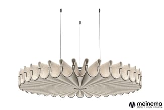 Ronde hangende akoestische lamp in licht grijs, met radiaal uitstralende lamellen en drie zwarte ophangstangen.