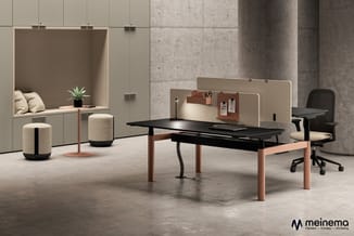 Modern kantoorinterieur met zwarte bureau met houten poten, beige akoestische schermen, werkstoel, poefs, inbouwbank en beton
